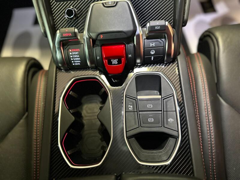 LAMBORGHINI URUS