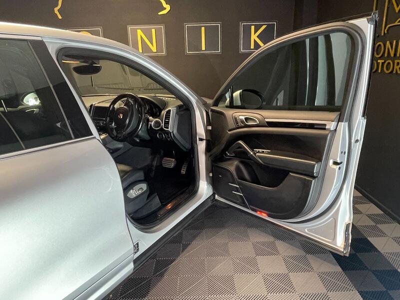 PORSCHE CAYENNE