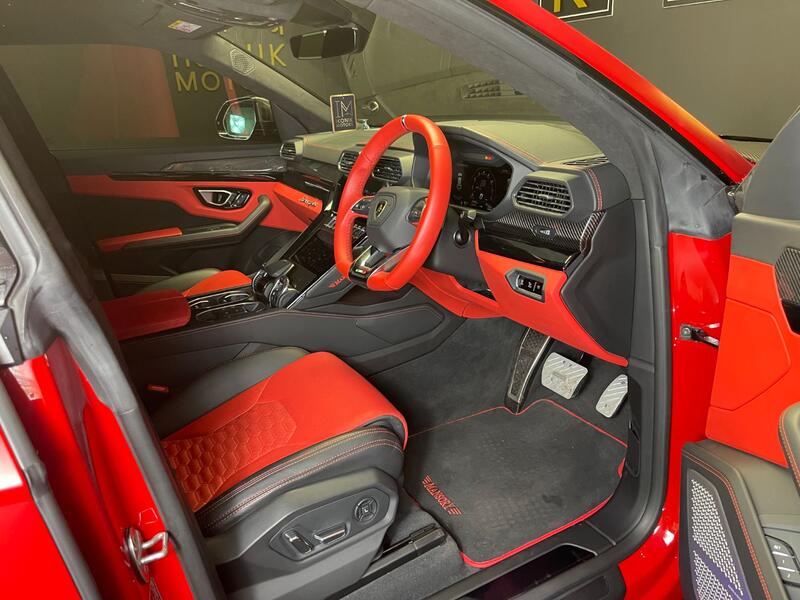 LAMBORGHINI URUS