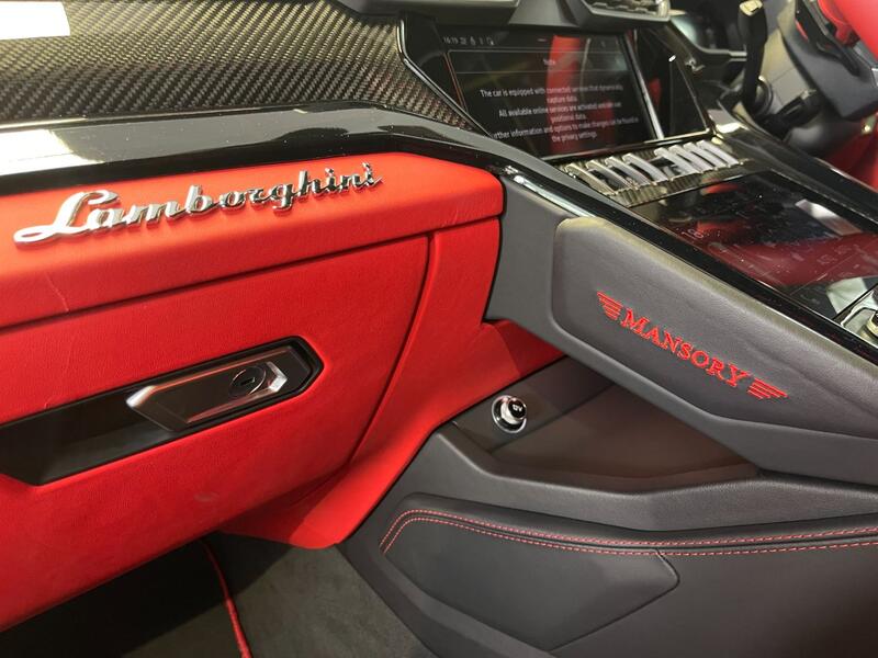 LAMBORGHINI URUS